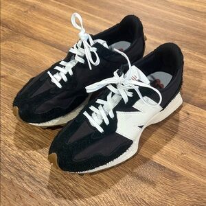 New Balance Classics
327
Women's size 8/ worn 2 times